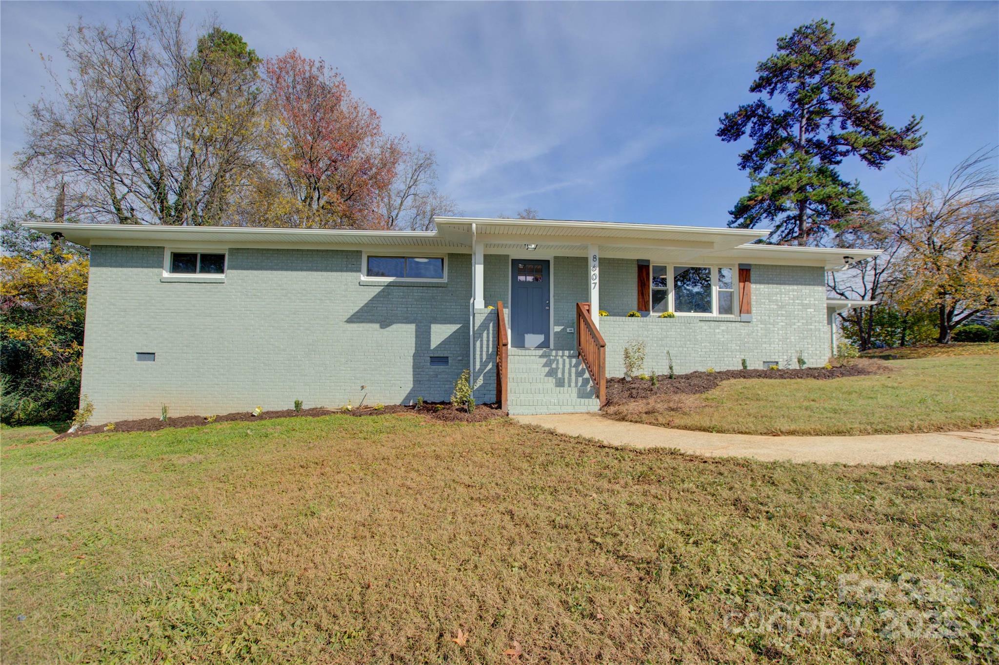 Property Photo:  8607 Larchmont Circle  NC 28214 