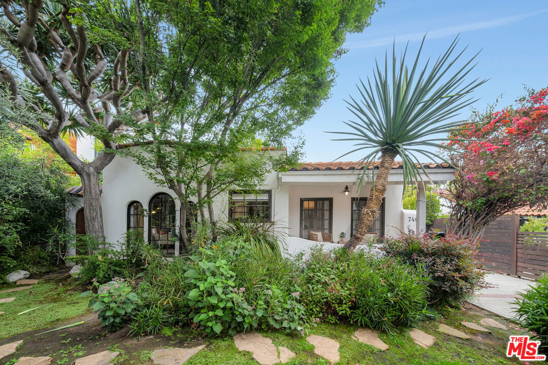 Property Photo:  740 N Laurel Ave  CA 90046 