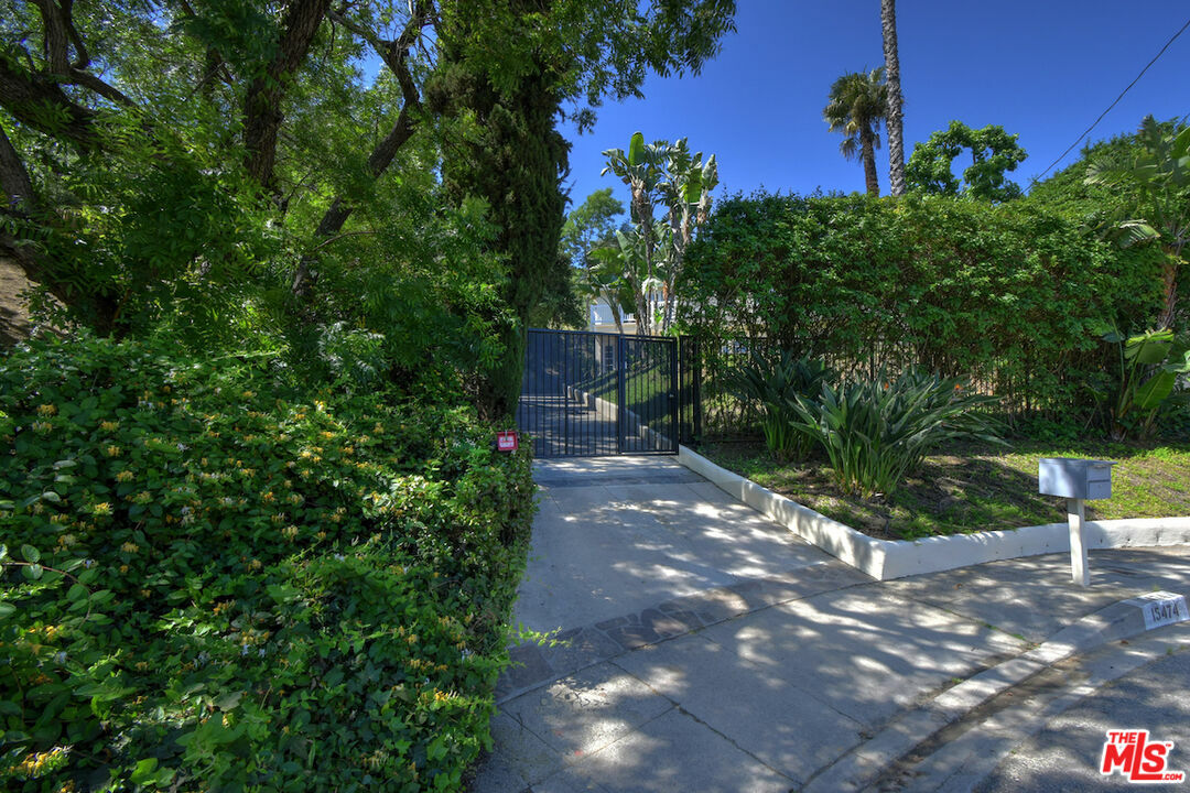 Property Photo: 15474 Loom Pl CA 91403
