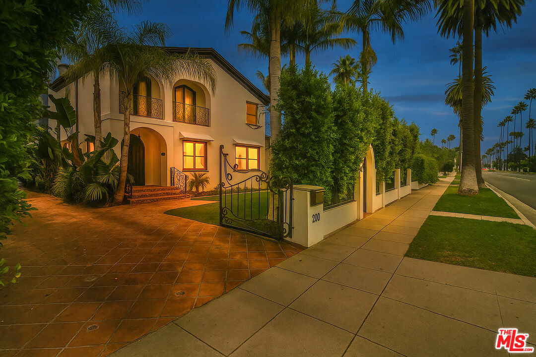 209 N Doheny Dr  Beverly Hills CA 90211 photo