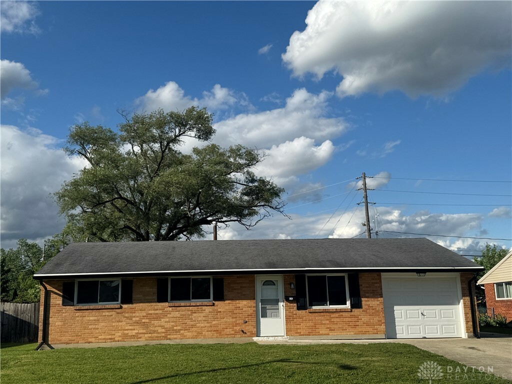 Property Photo: 7424 Chatlake Drive OH 45424