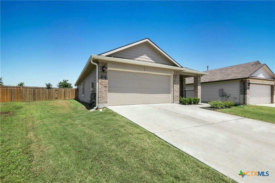 Property Photo: 101 Calgary Lane TX 78666