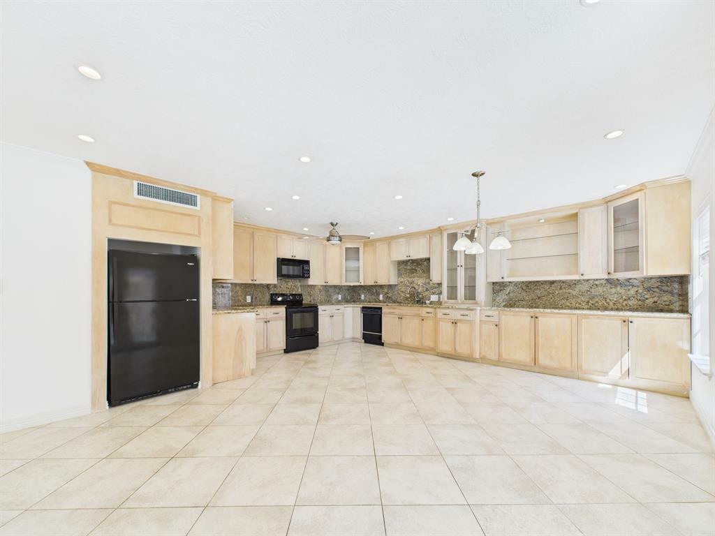 Property Photo: 2824 Briarhurst Drive 13 TX 77057