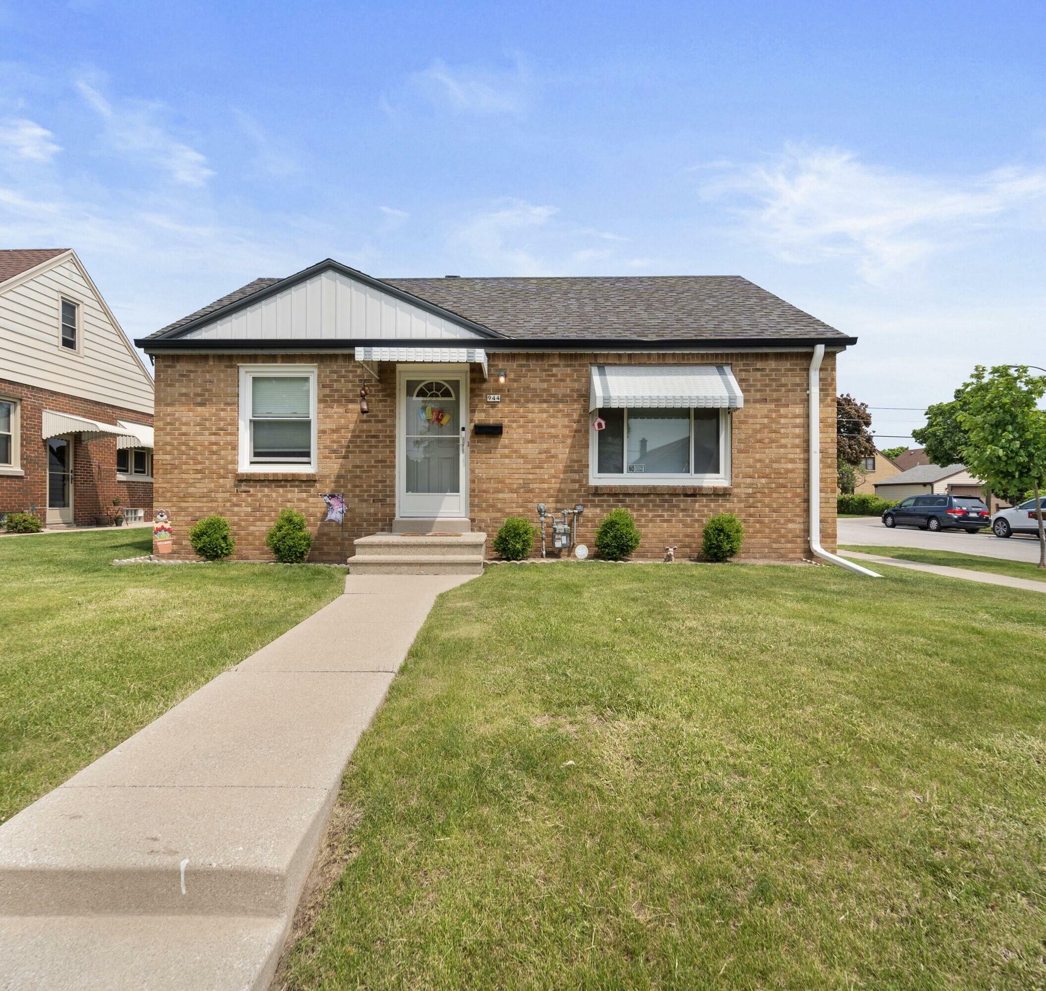 Property Photo: 944 W Eden Pl WI 53221