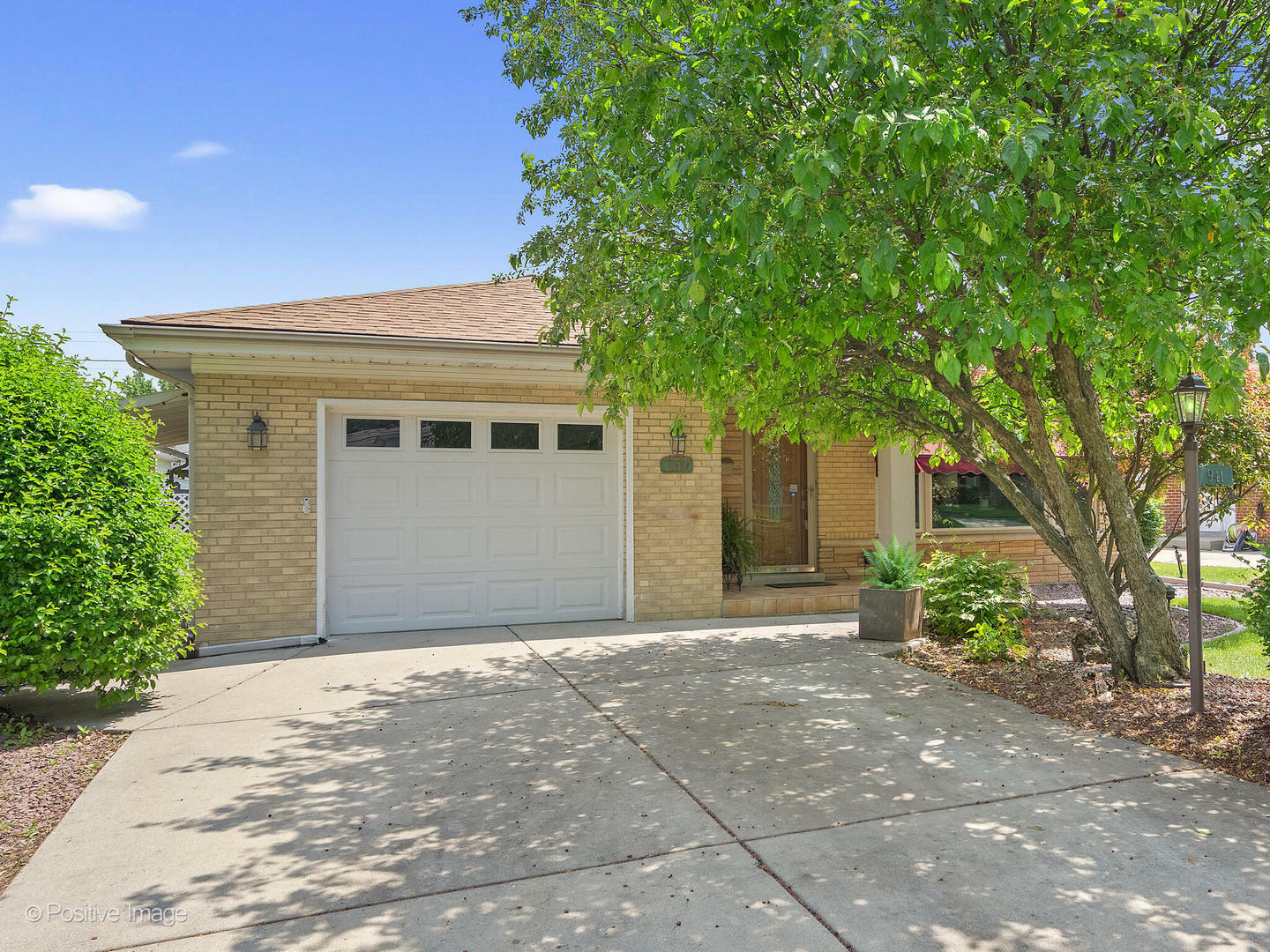 Property Photo: 941 Meadowcrest Road IL 60526
