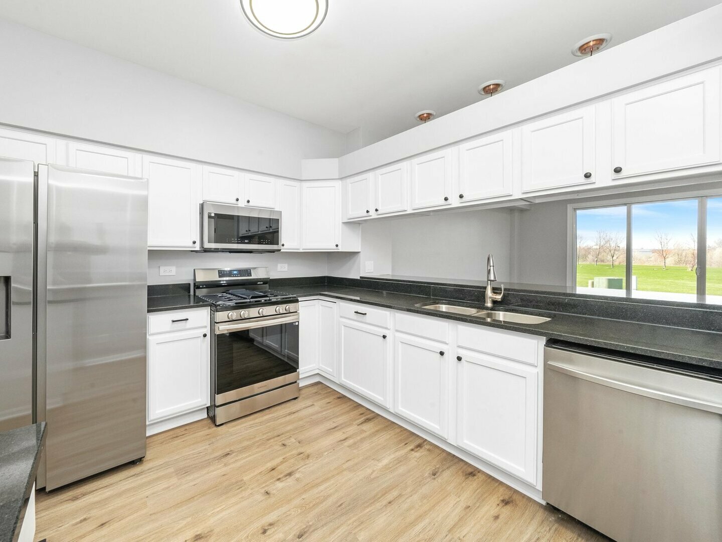 Property Photo: 2589 Arcadia Circle IL 60540