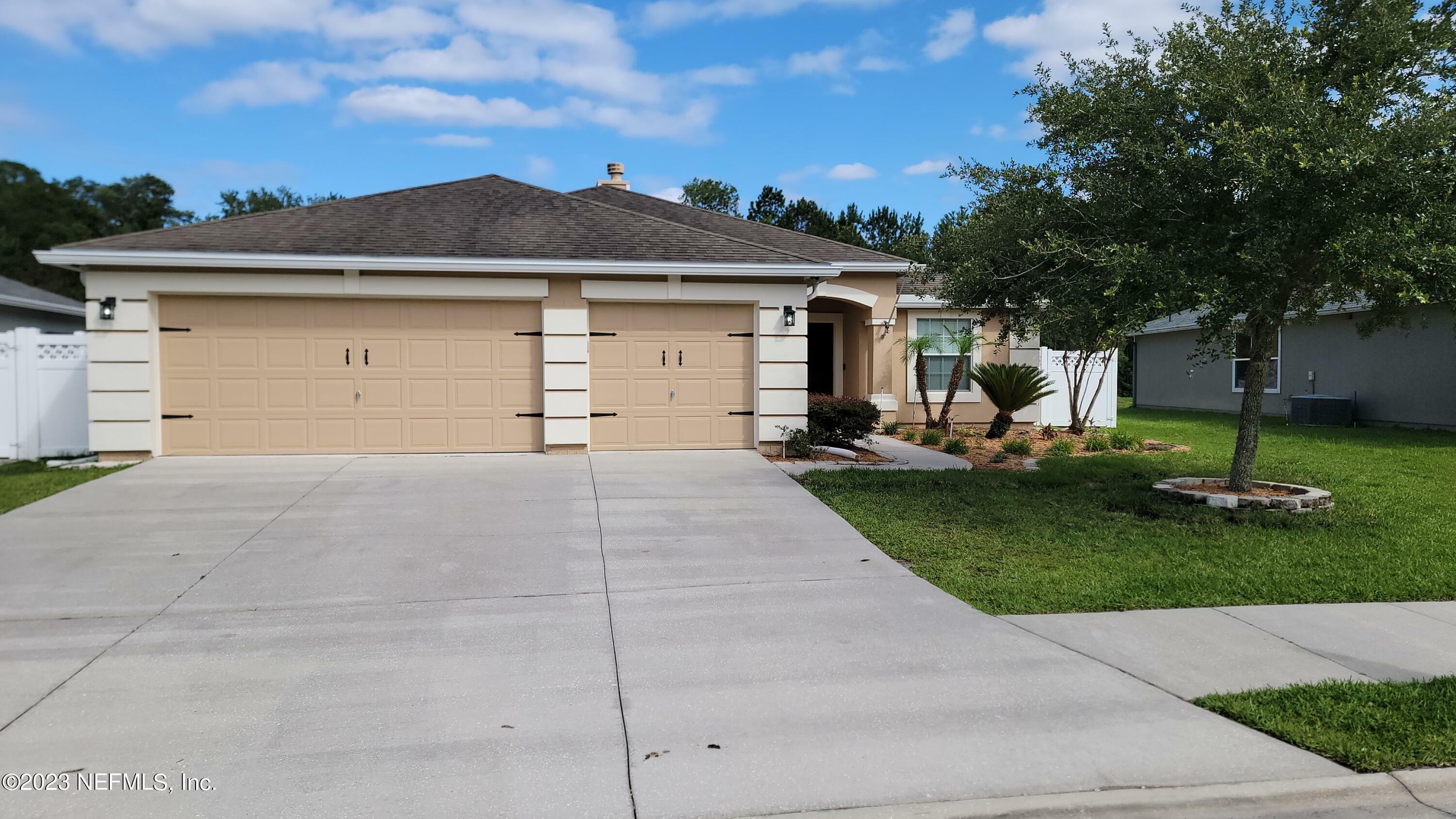 Property Photo: 2735 Woodsdale Drive FL 32068