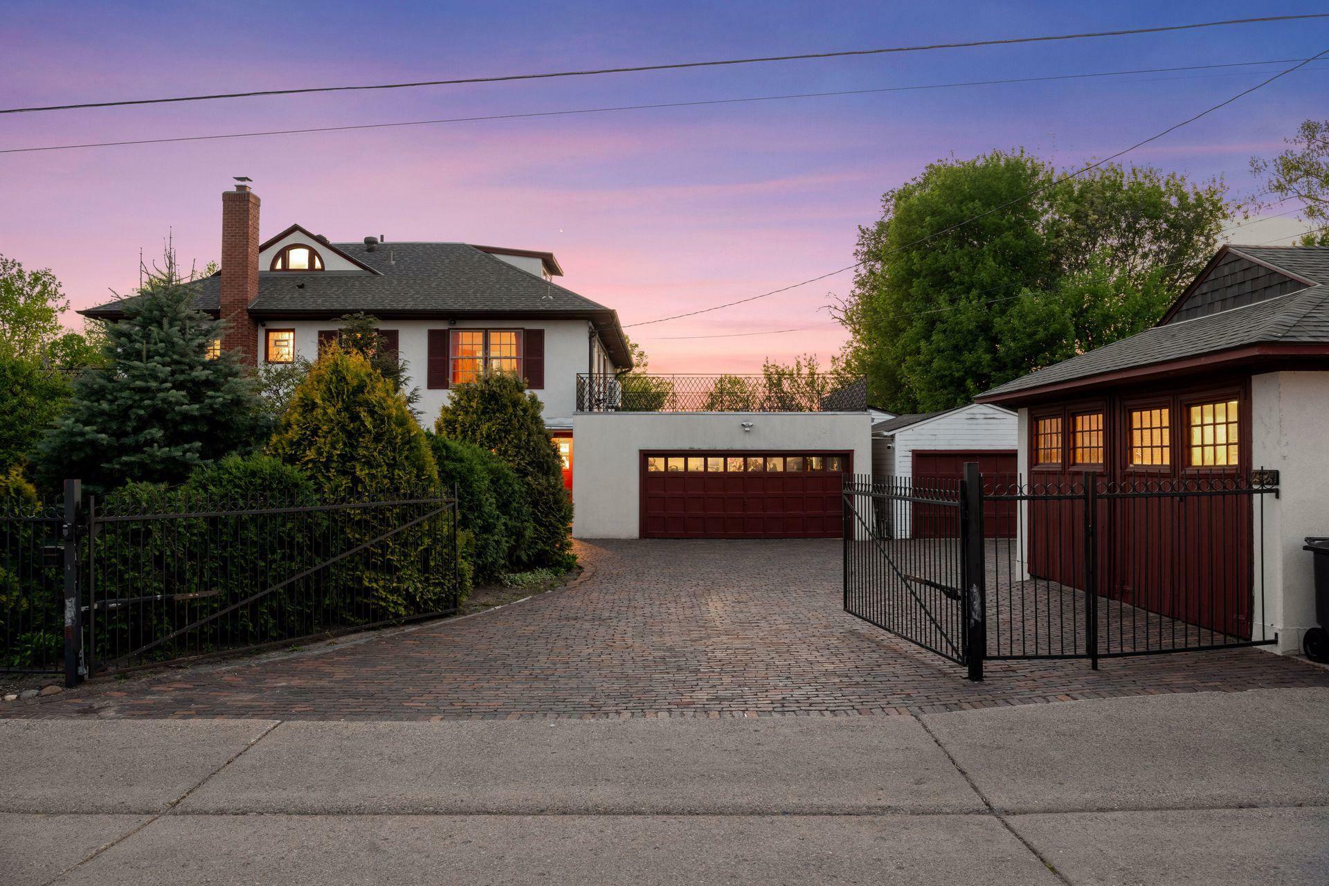 Property Photo: 2924 Farwell Avenue MN 55411