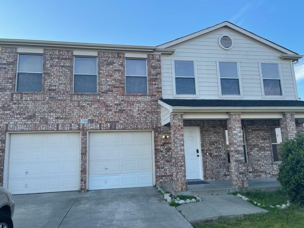 Property Photo: 1300 Dundee Drive TX 76002