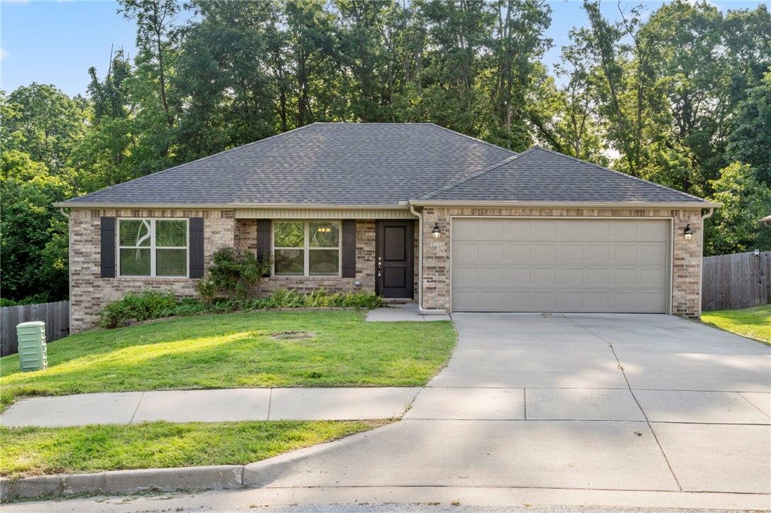 Property Photo:  1505 S K Place  AR 72756 