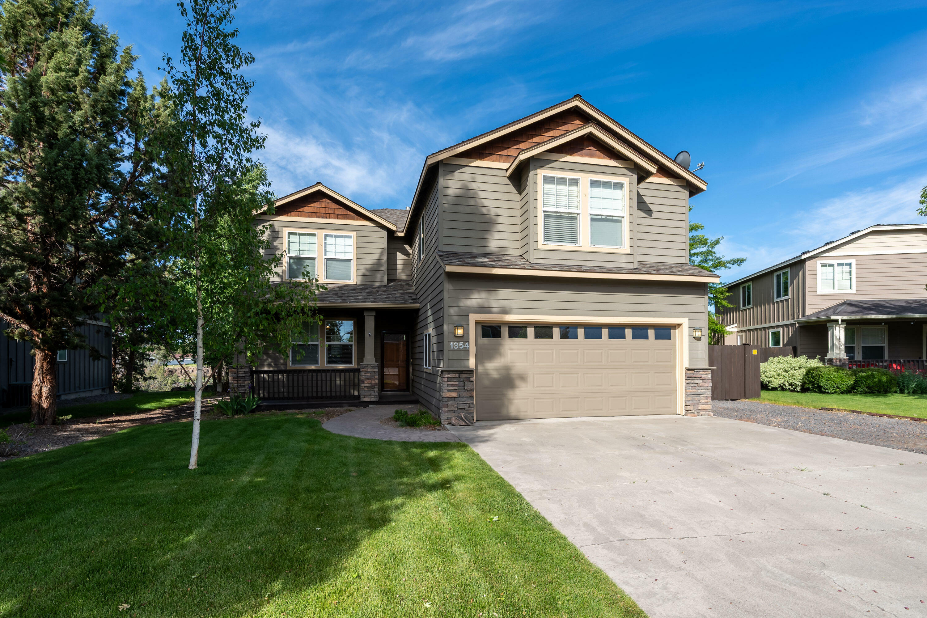 Property Photo: 1354 SW Rimrock Way OR 97756