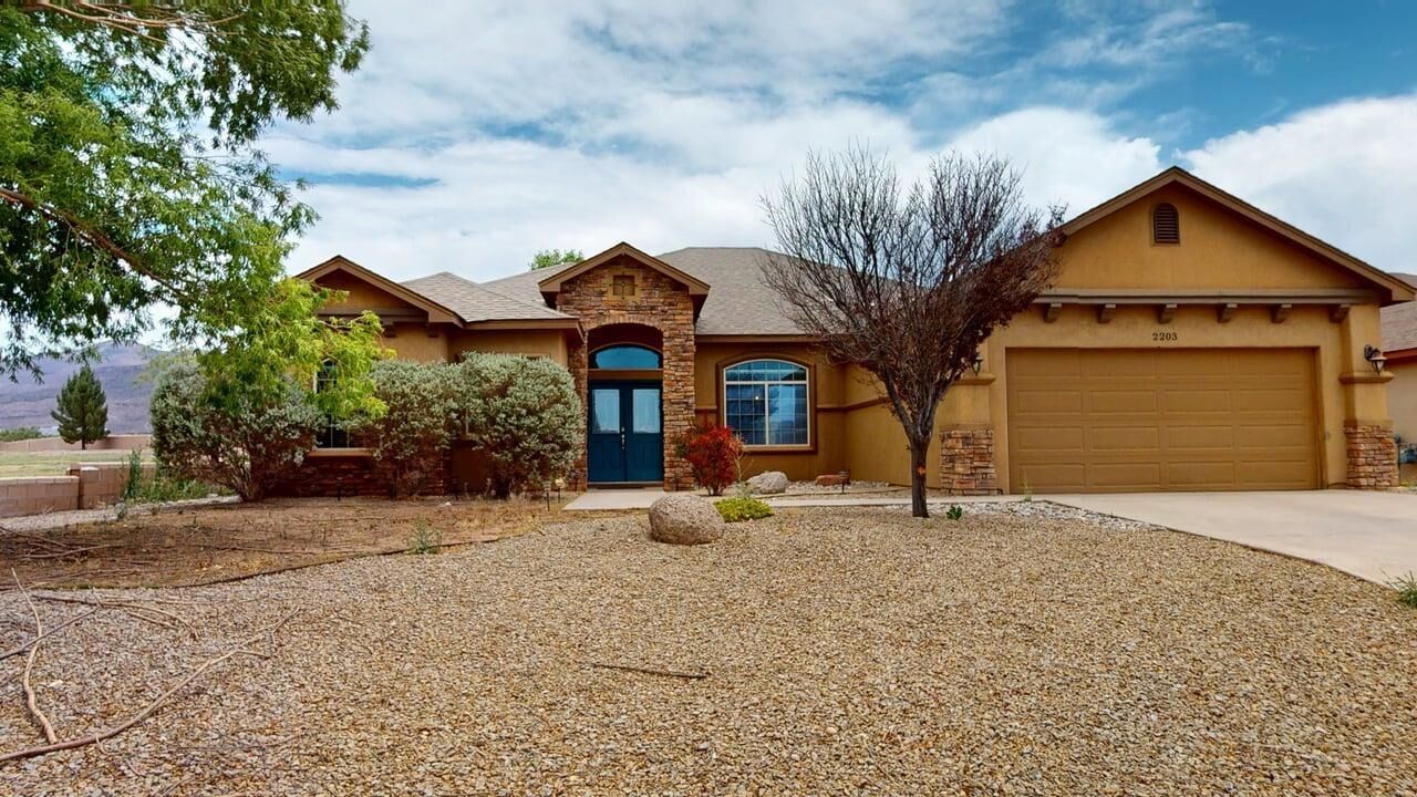Property Photo:  2203 Silverado  NM 88310-0000 