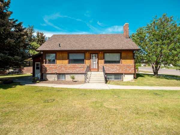 Property Photo: 482 2 Avenue W AB T0K 0K0