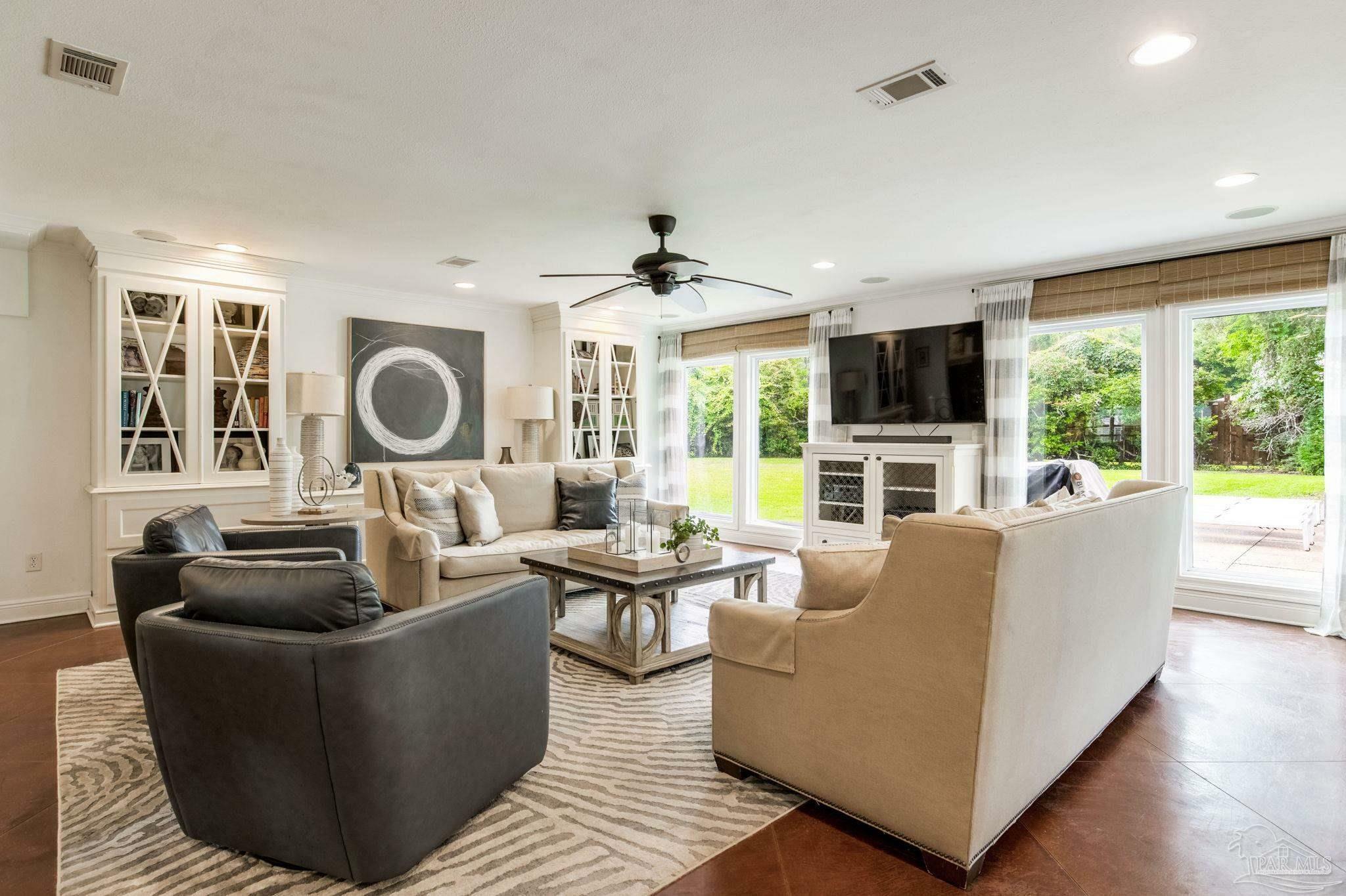 Property Photo: 635 Bonilace Cir FL 32561
