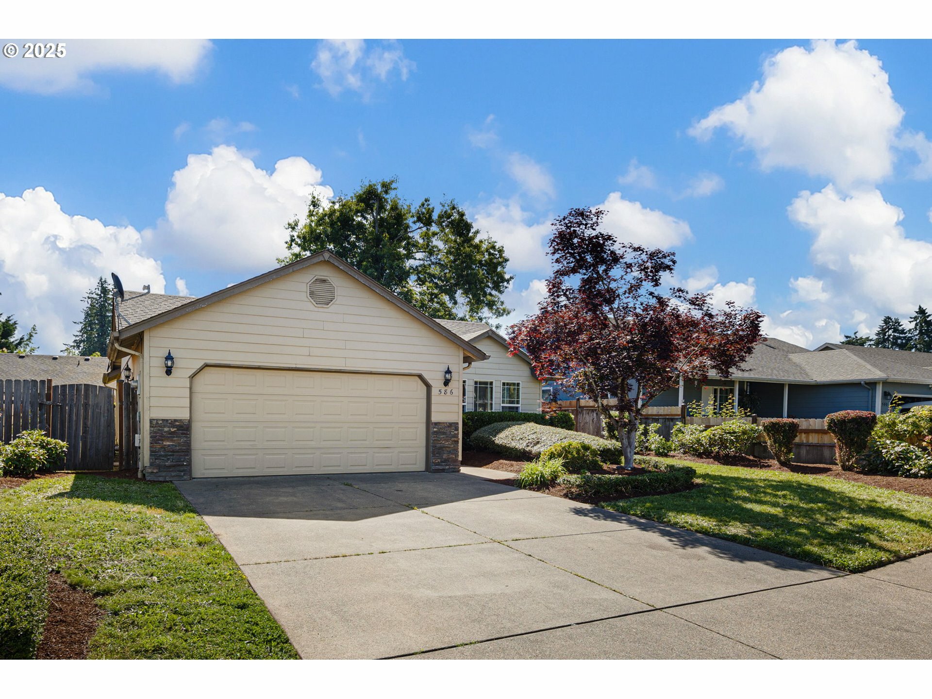Property Photo: 586 Creswood Loop OR 97426