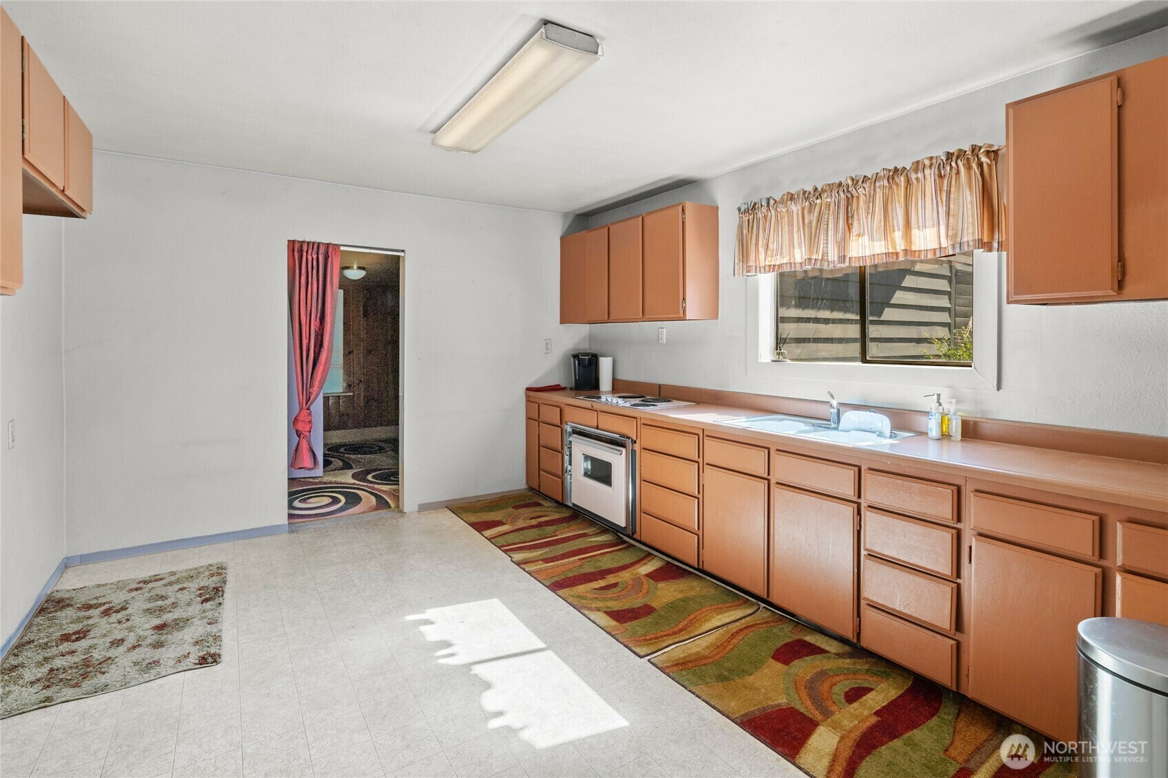 Property Photo:  2421  Carroll Road  WA 98926 