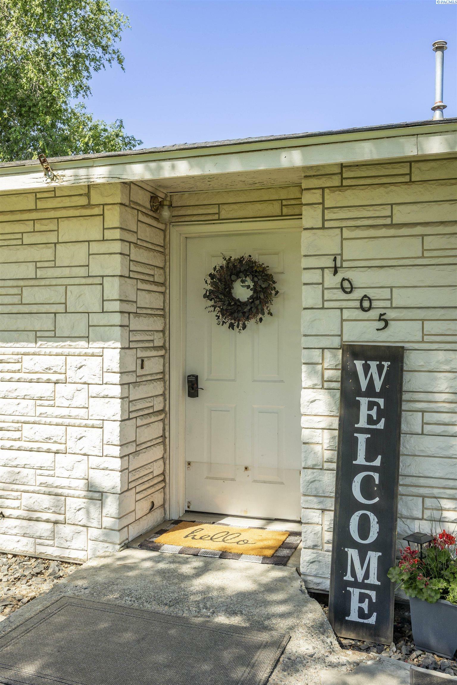 Property Photo: 1005 Taylor St WA 98944