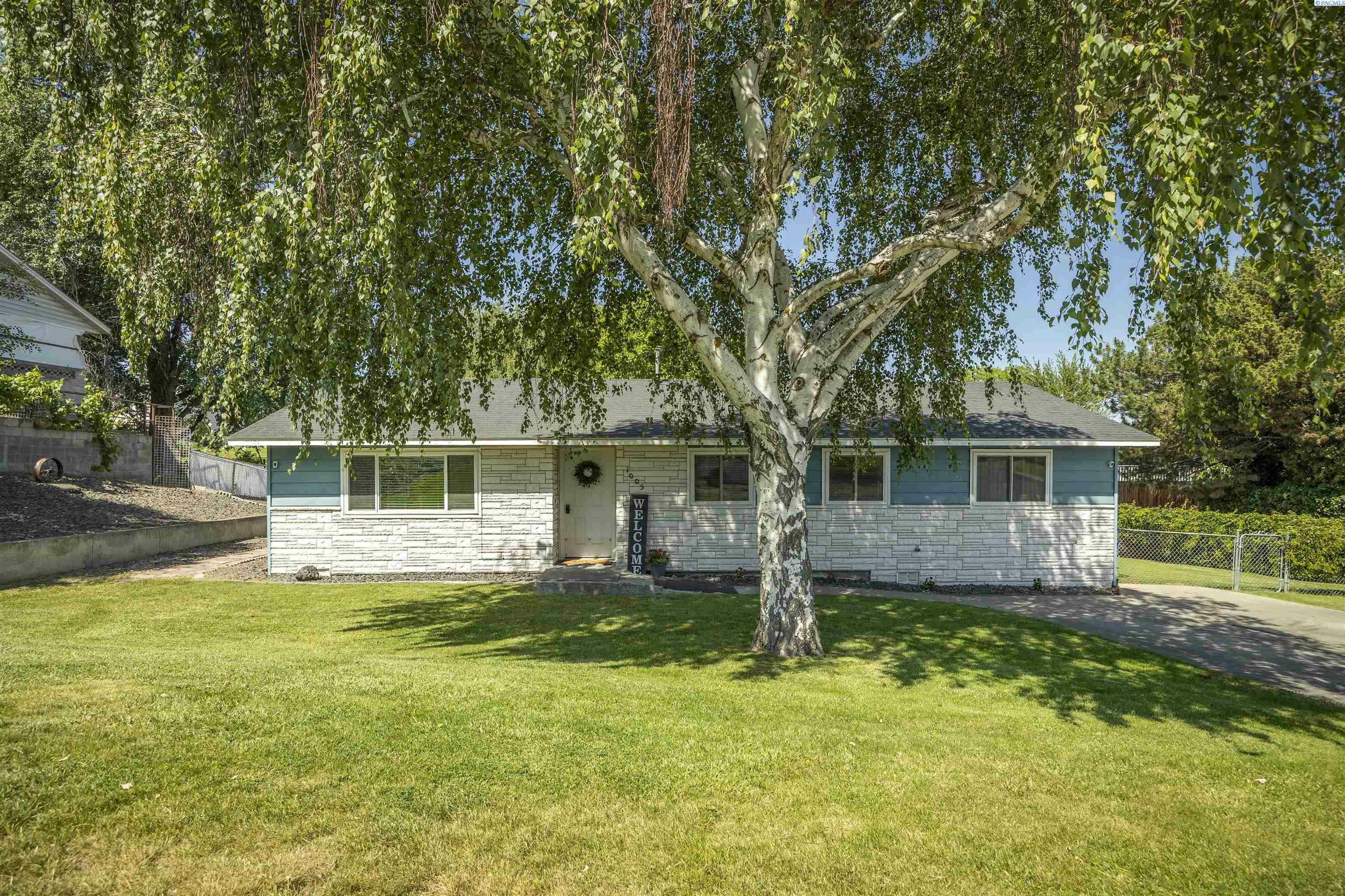 Property Photo:  1005 Taylor St  WA 98944 