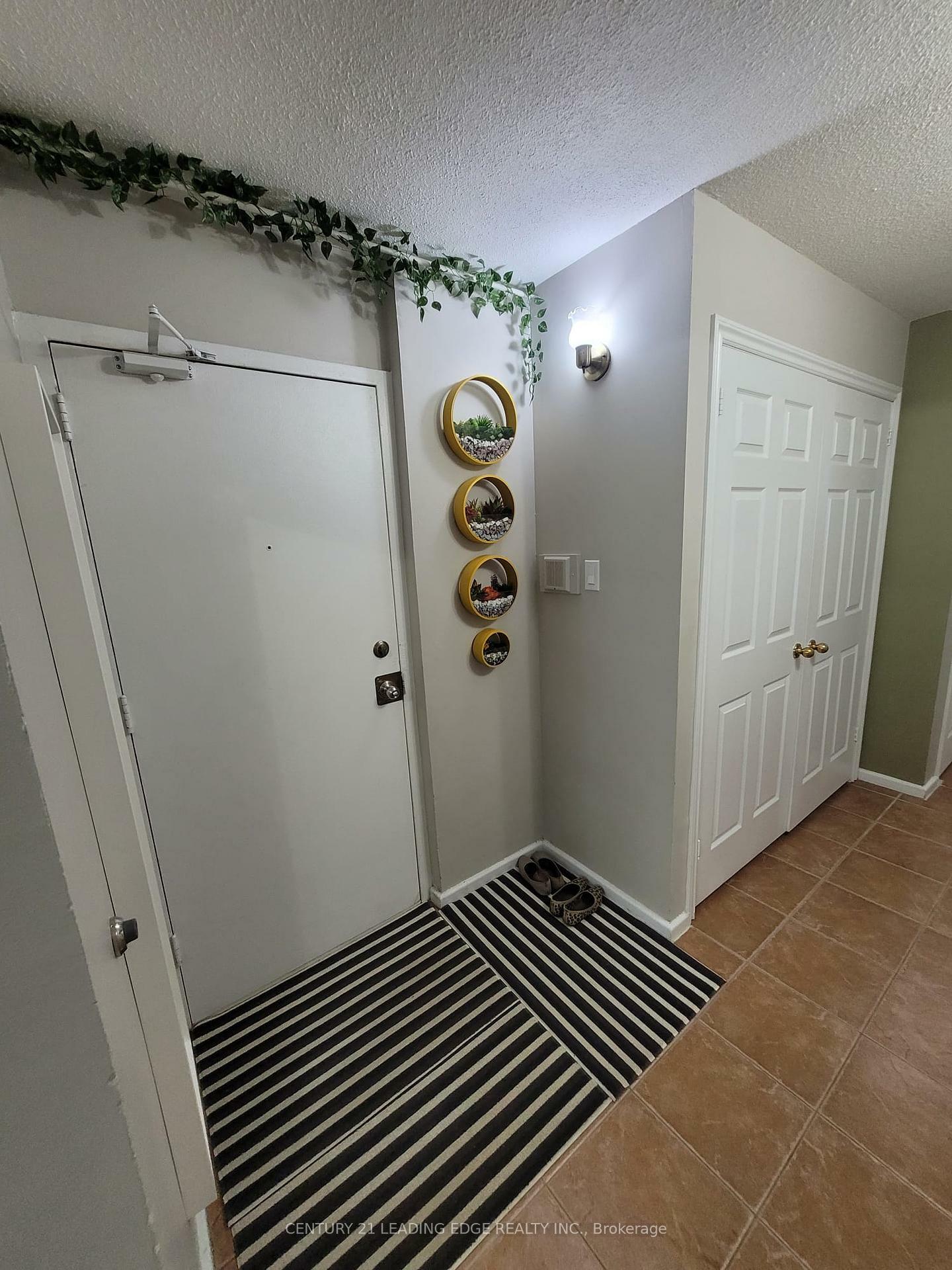 Photo de la propriété: 10 Sunny Glenway 2201 ON M3C 2Z3