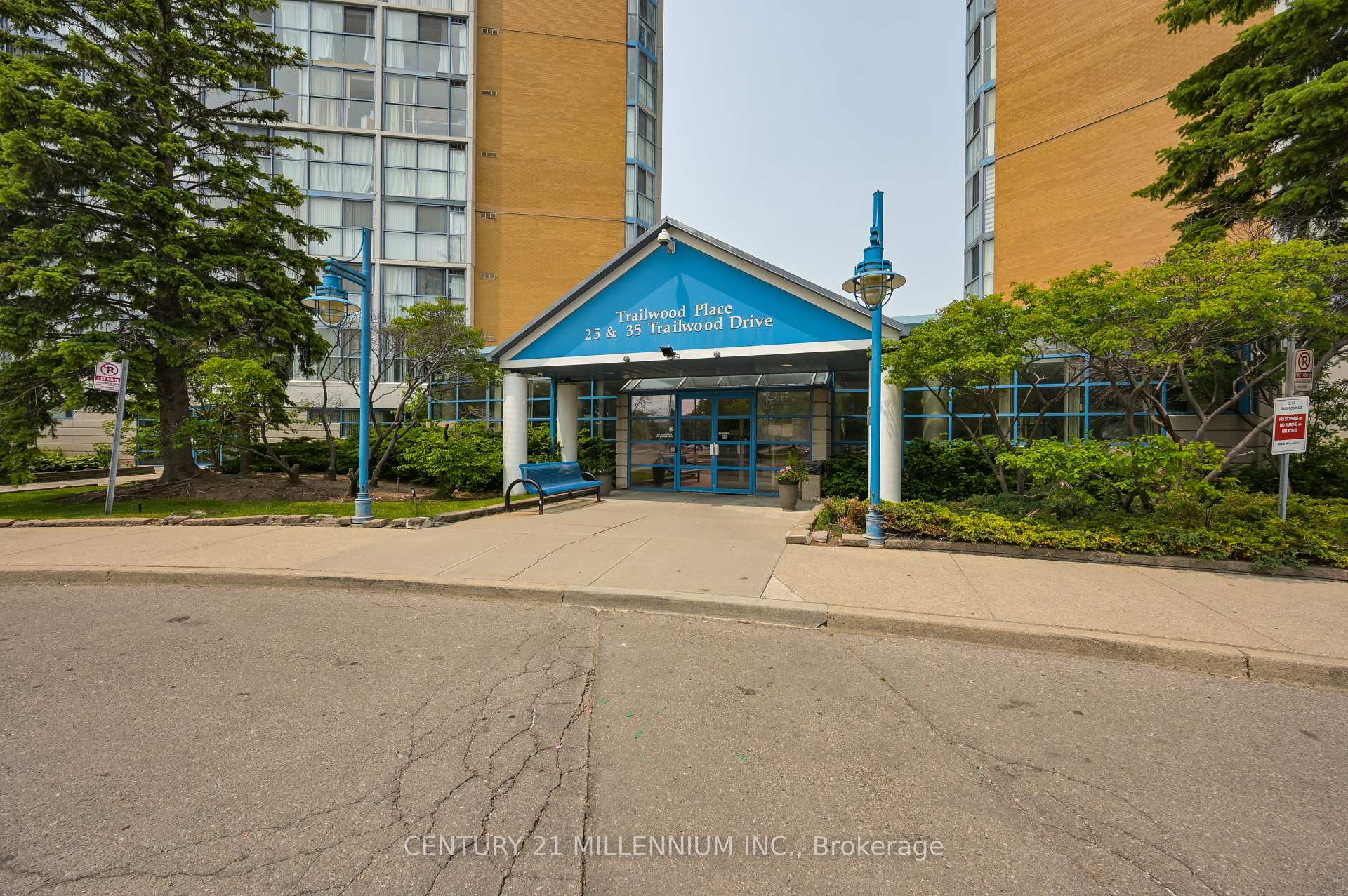 Property Photo: 35 Trailwood Drive 913 ON L4Z 3L6