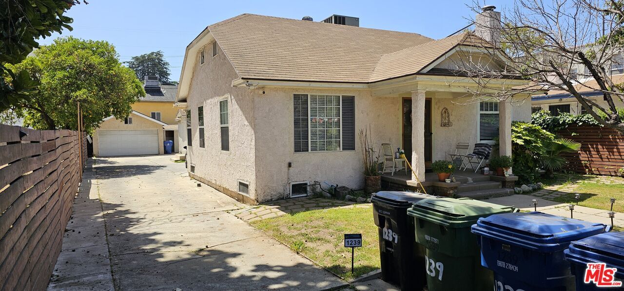 Property Photo:  1239 N Beachwood Dr  CA 90038 