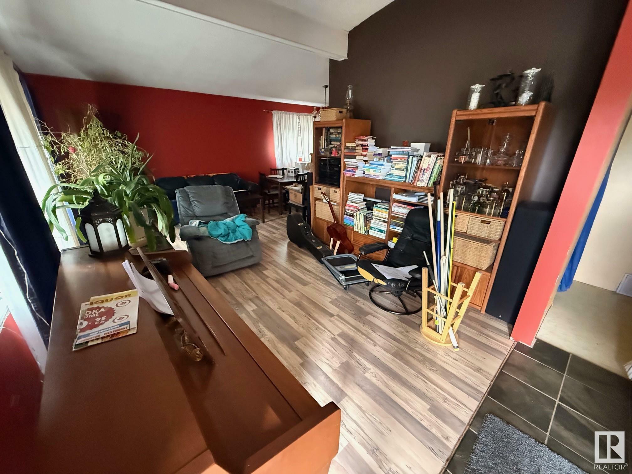 Photo de la propriété: 10807 31 Street NW AB T5W 1W6