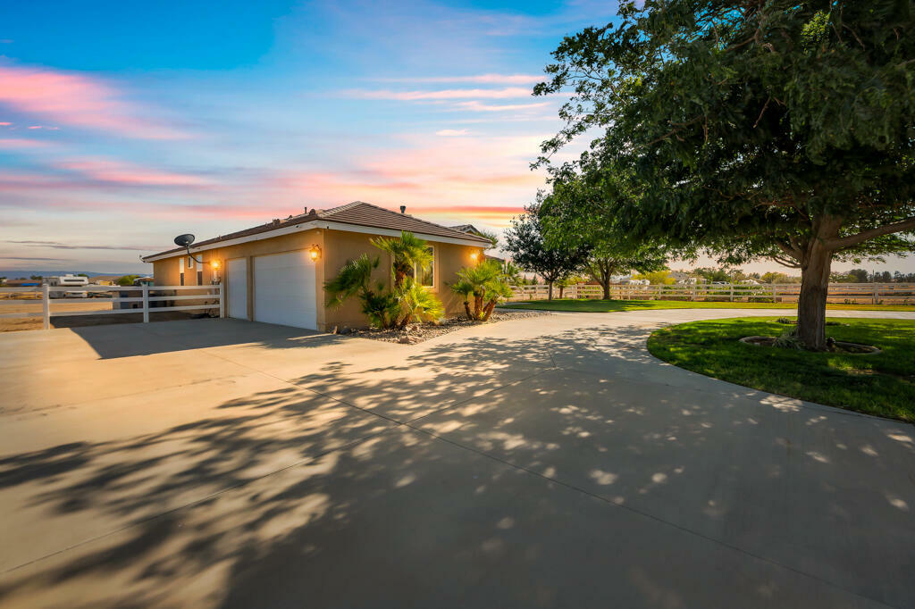 Property Photo:  7142 W Ave A 4  CA 93536 