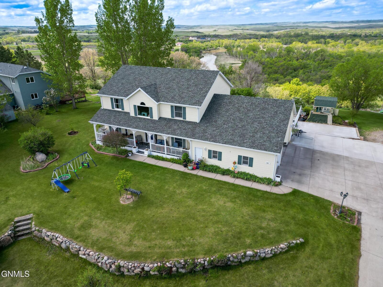 Property Photo:  807 Bruce Dr Drive  ND 58554 