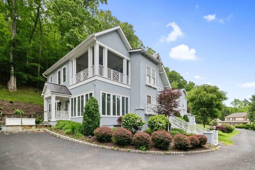 Property Photo: 1931 Village Run Rd Greenbriar Village WV 24986