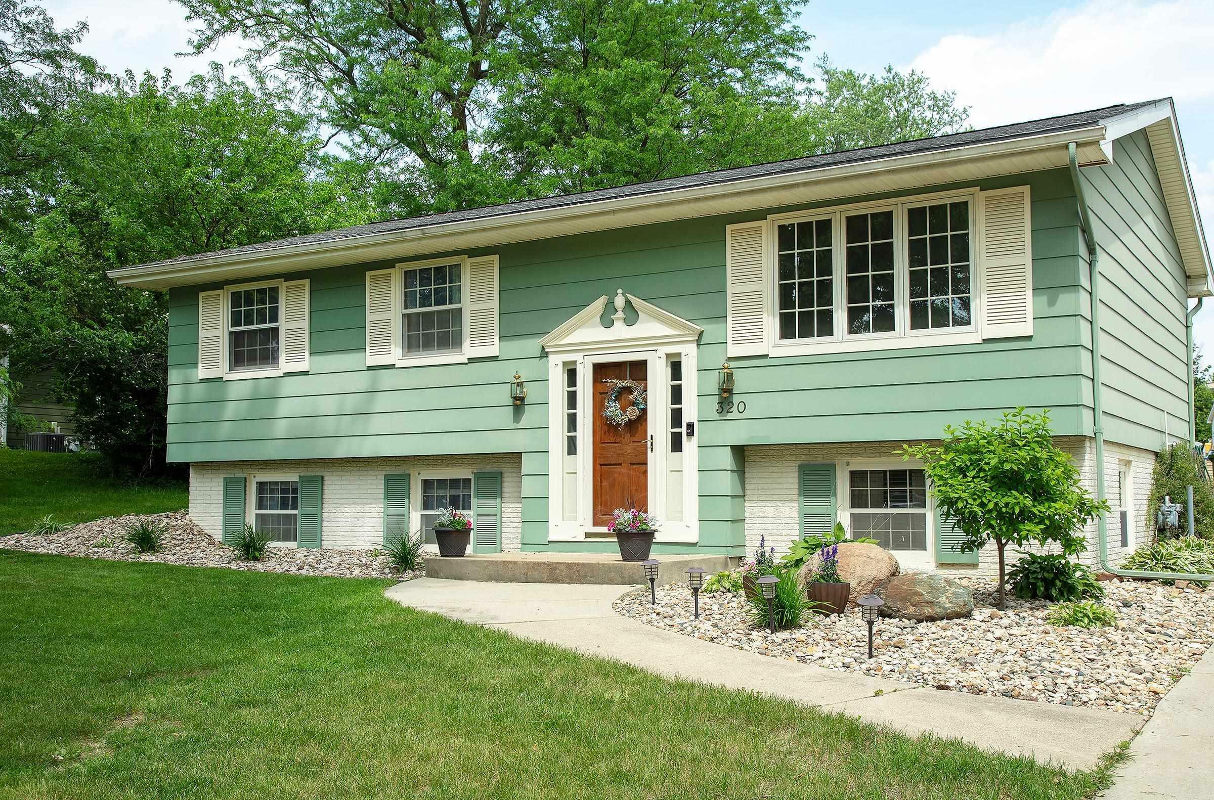 Property Photo:  320 NE 9th Street  IA 50677 