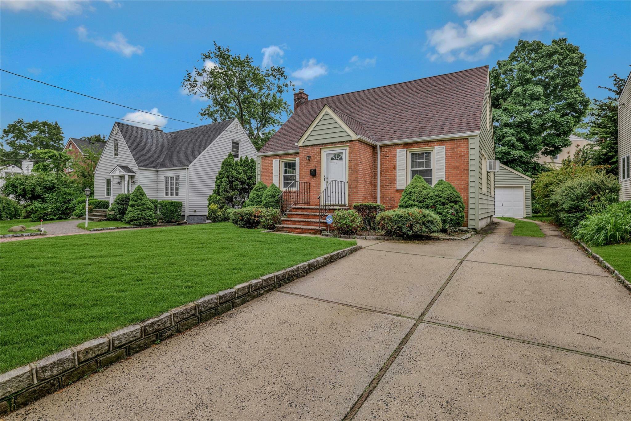 Property Photo: 35 Greenway NY 11040