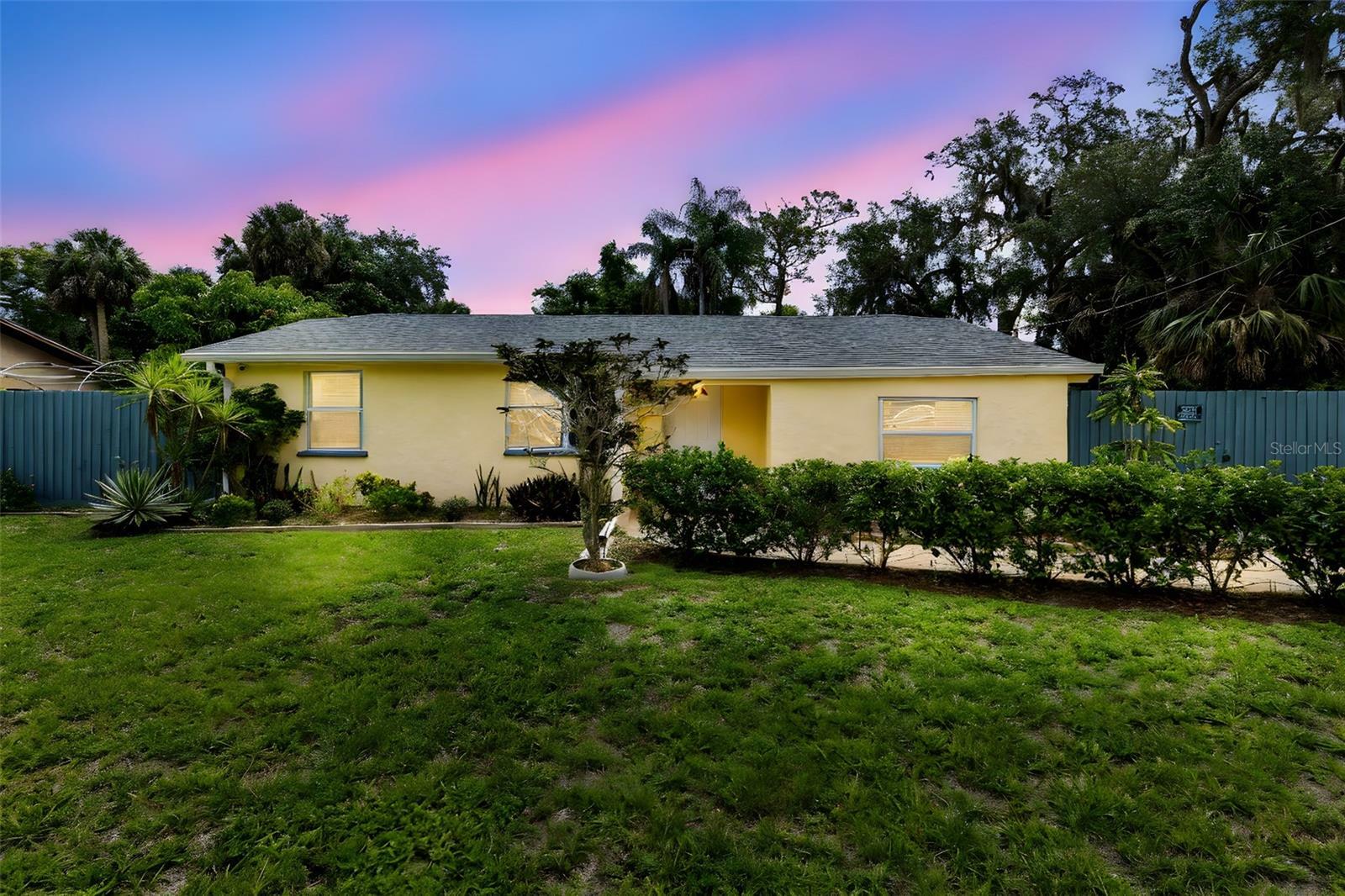 Property Photo: 9 N Mantor Avenue FL 32796