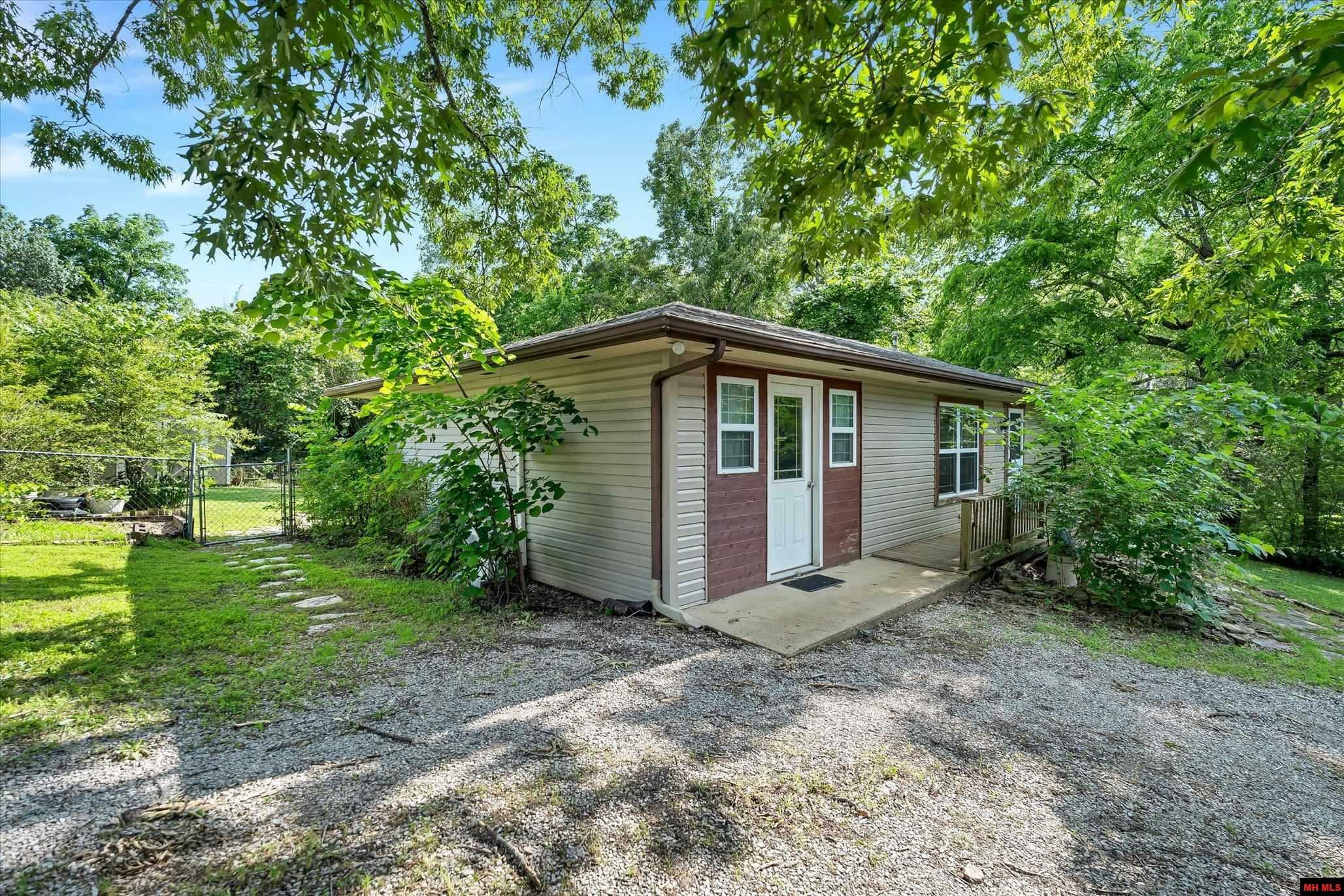 Property Photo: 2102 Driftwood Drive AR 72653
