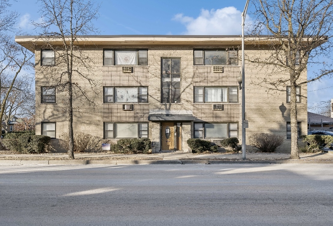 Property Photo: 2 Le Moyne Parkway 3N IL 60302