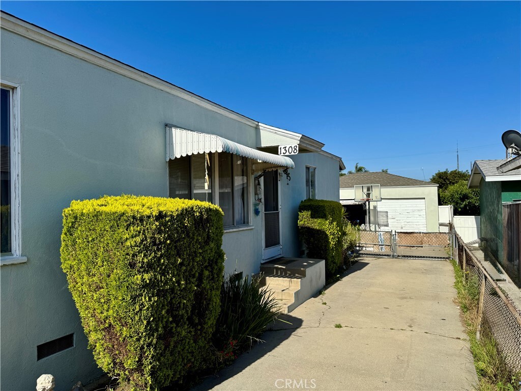 Property Photo:  1306 Gulf Avenue  CA 90744 
