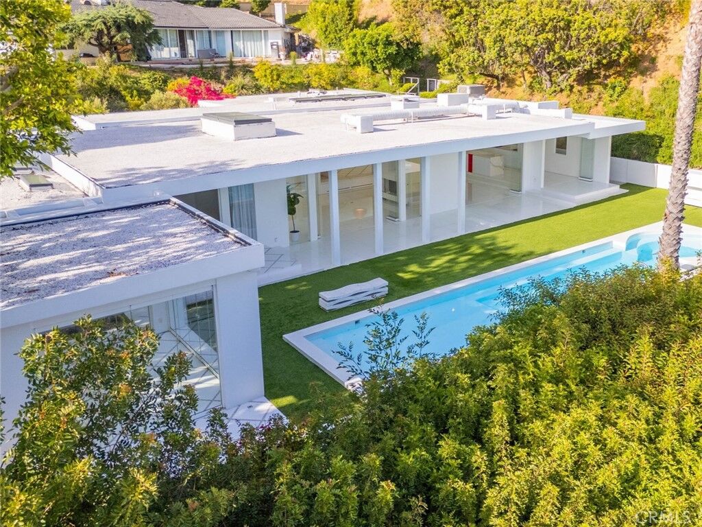 Property Photo:  1046 N Hillcrest Road  CA 90210 