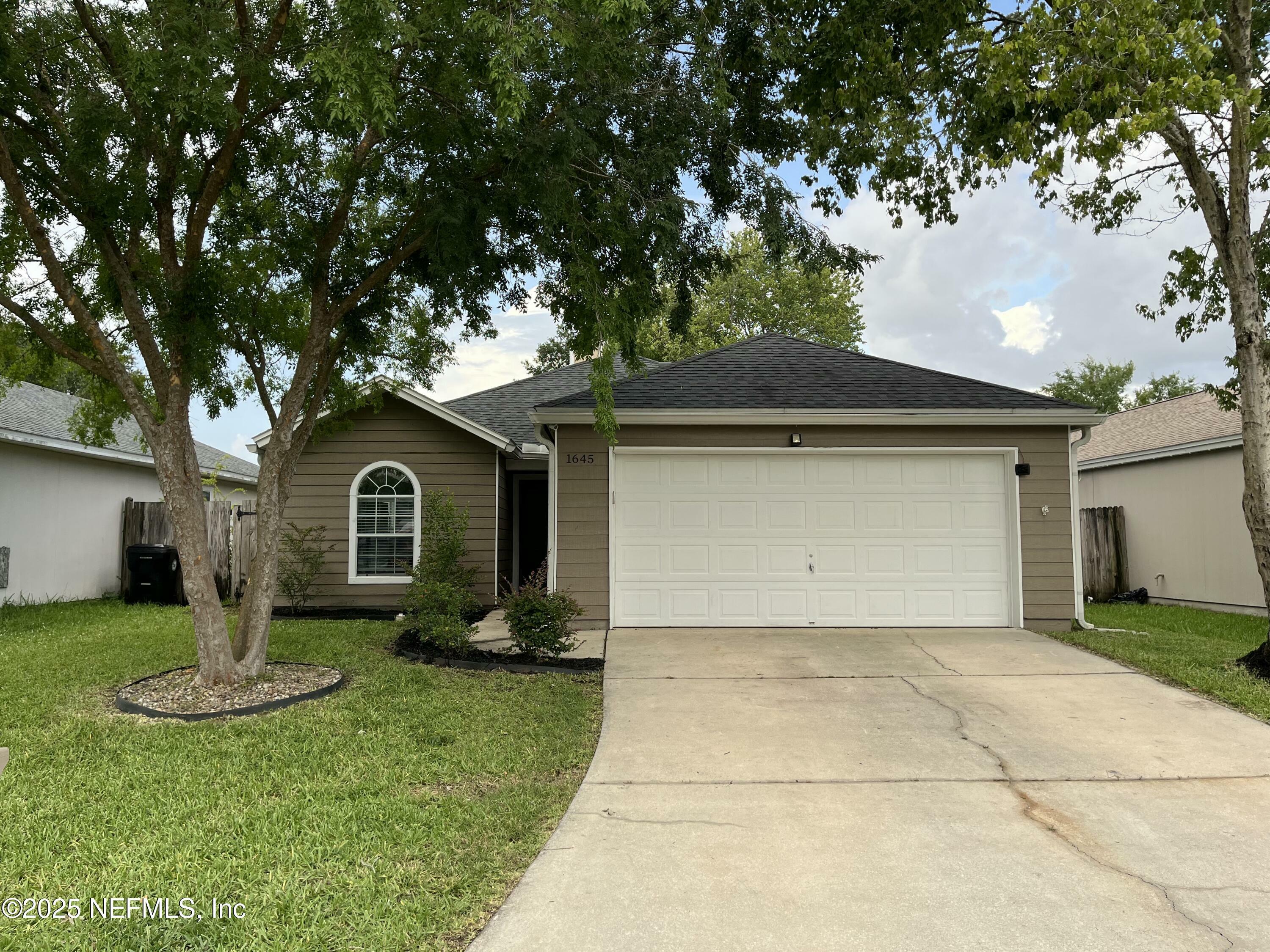 Property Photo: 1645 Teaberry Drive FL 32068