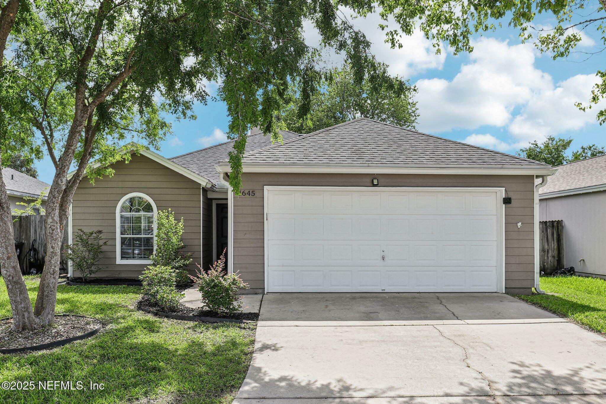 Property Photo: 1645 Teaberry Drive FL 32068