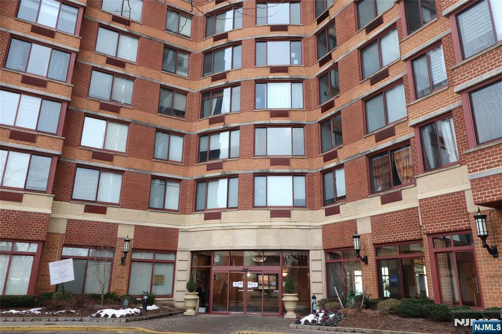 Property Photo:  100 Old Palisade Road 1704  NJ 07024 