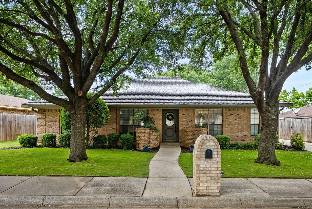 Property Photo: 2720 Margaret Drive TX 76012