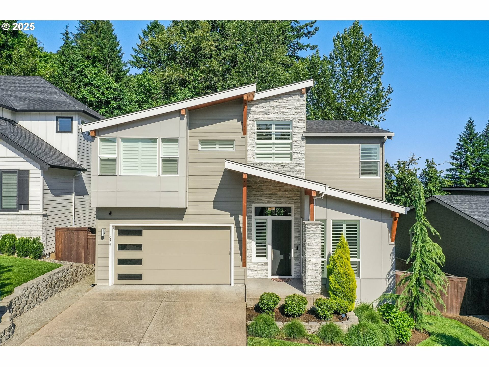 Property Photo: 634 NE Province Ct WA 98607
