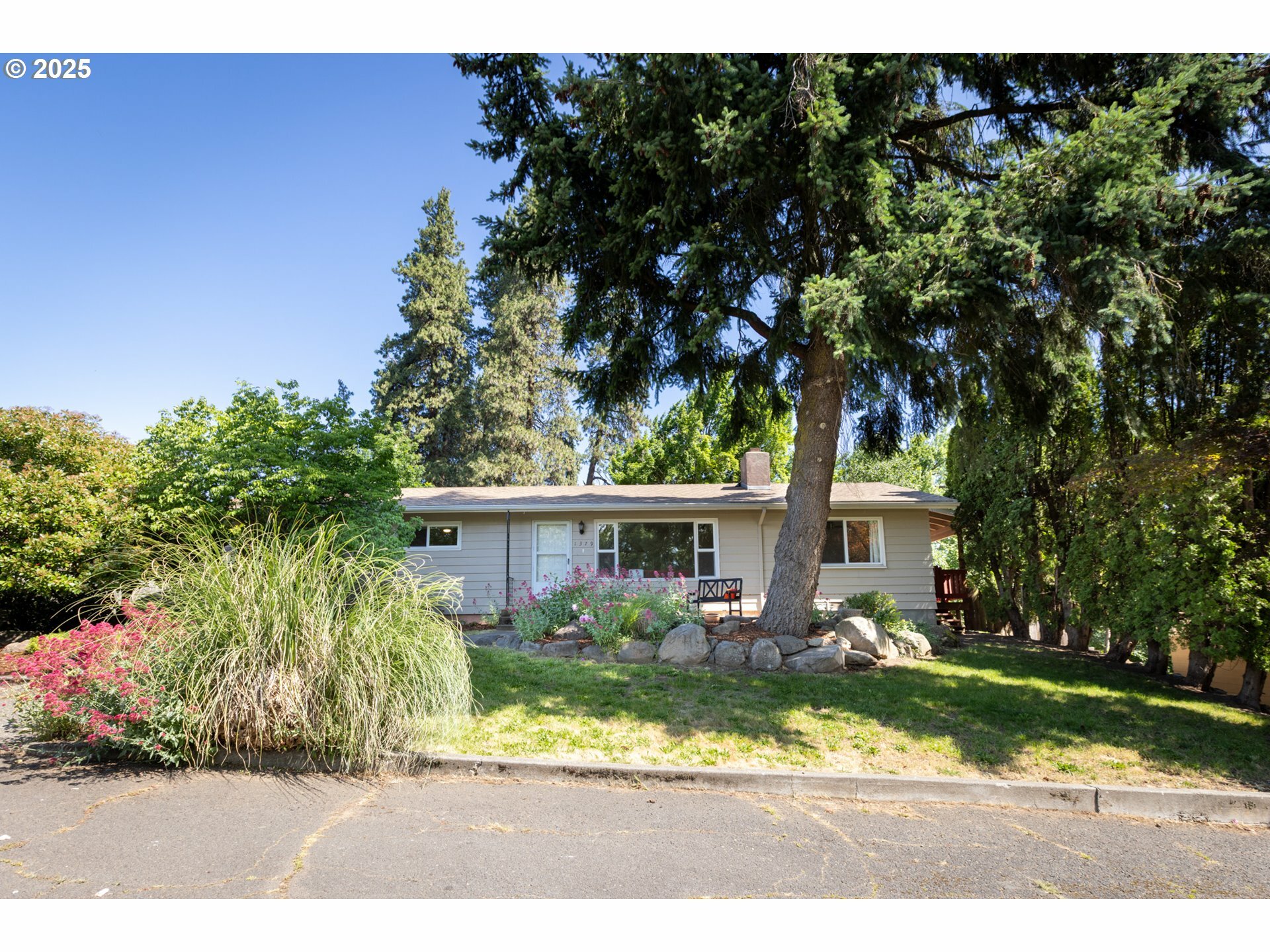 Property Photo: 1379 Tucker Rd OR 97031