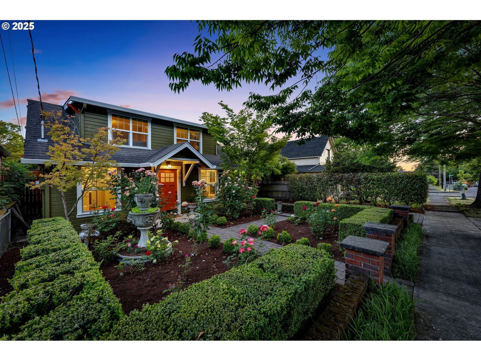 Property Photo: 707 E 28th St WA 98663