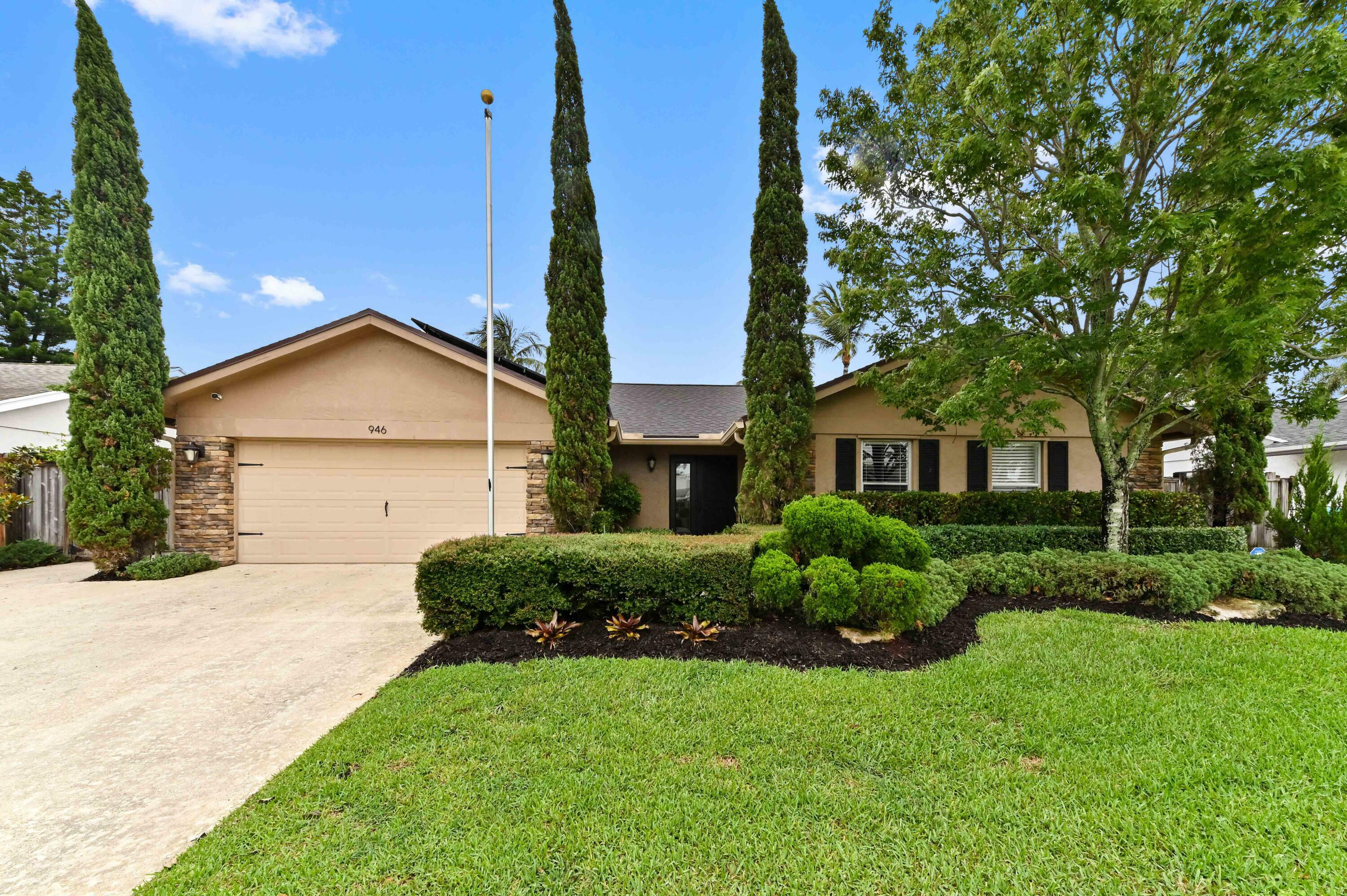 Property Photo: 946 NW 10th Street FL 33426