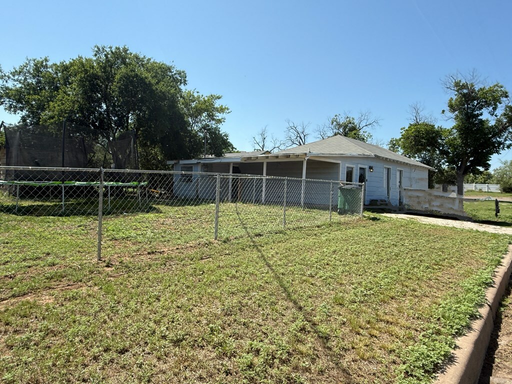 Property Photo: 731 Veck St TX 76903
