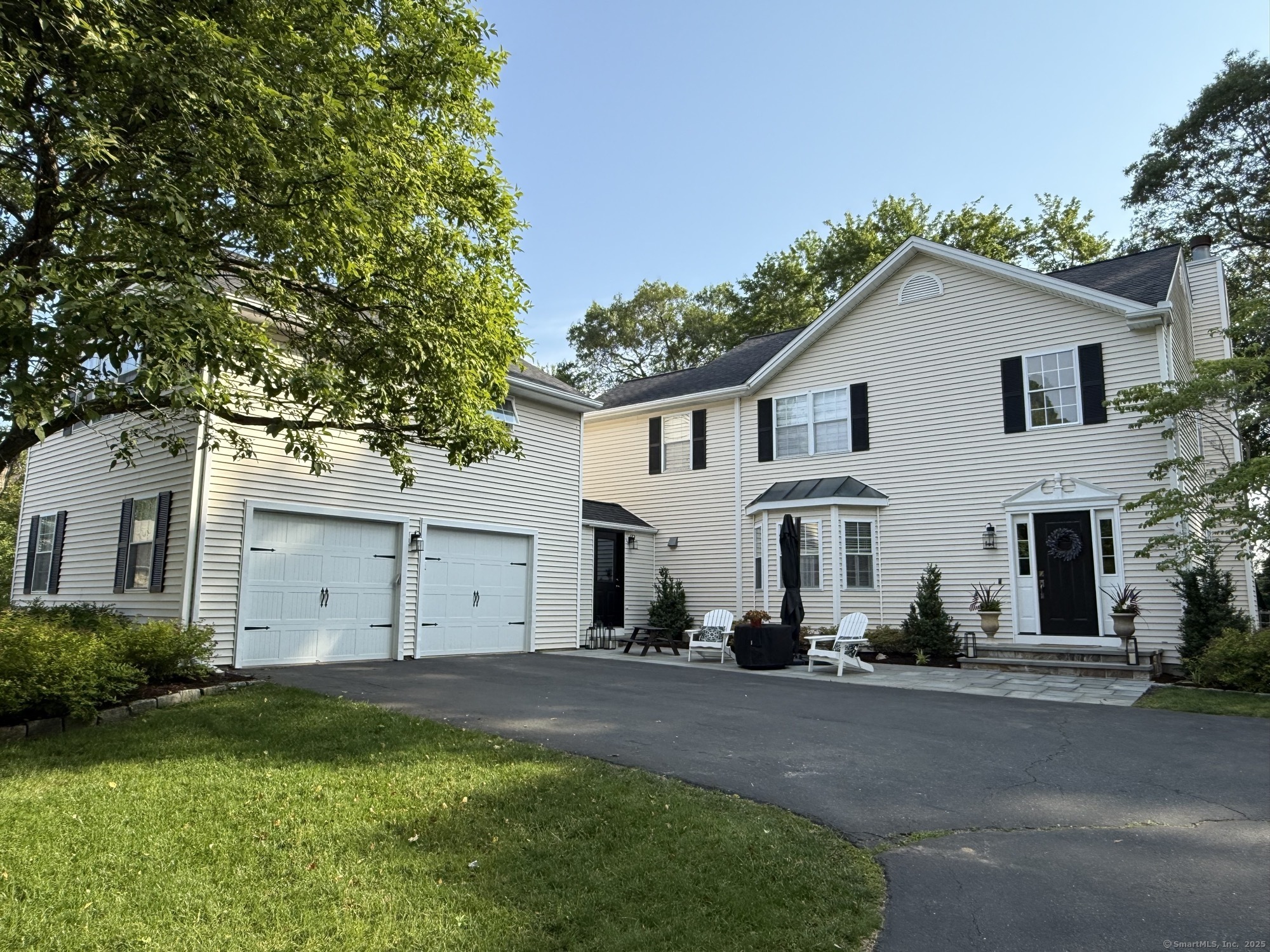 Property Photo: 11 Pequot Court 11 CT 06468