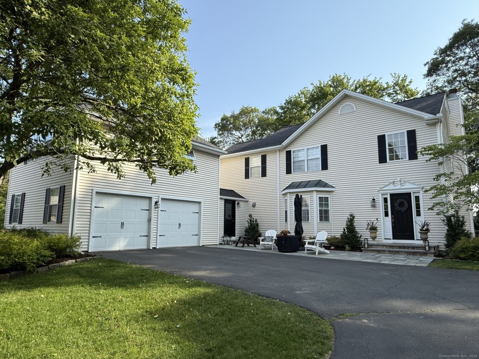 Property Photo: 11 Pequot Court 11 CT 06468