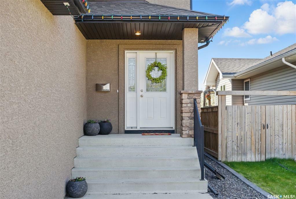 Property Photo: 418 Hastings Crescent SK S7V 0C7