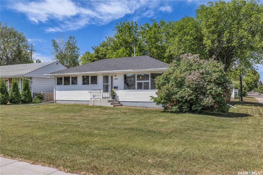 Property Photo: 2202 William Avenue SK S7J 1A6