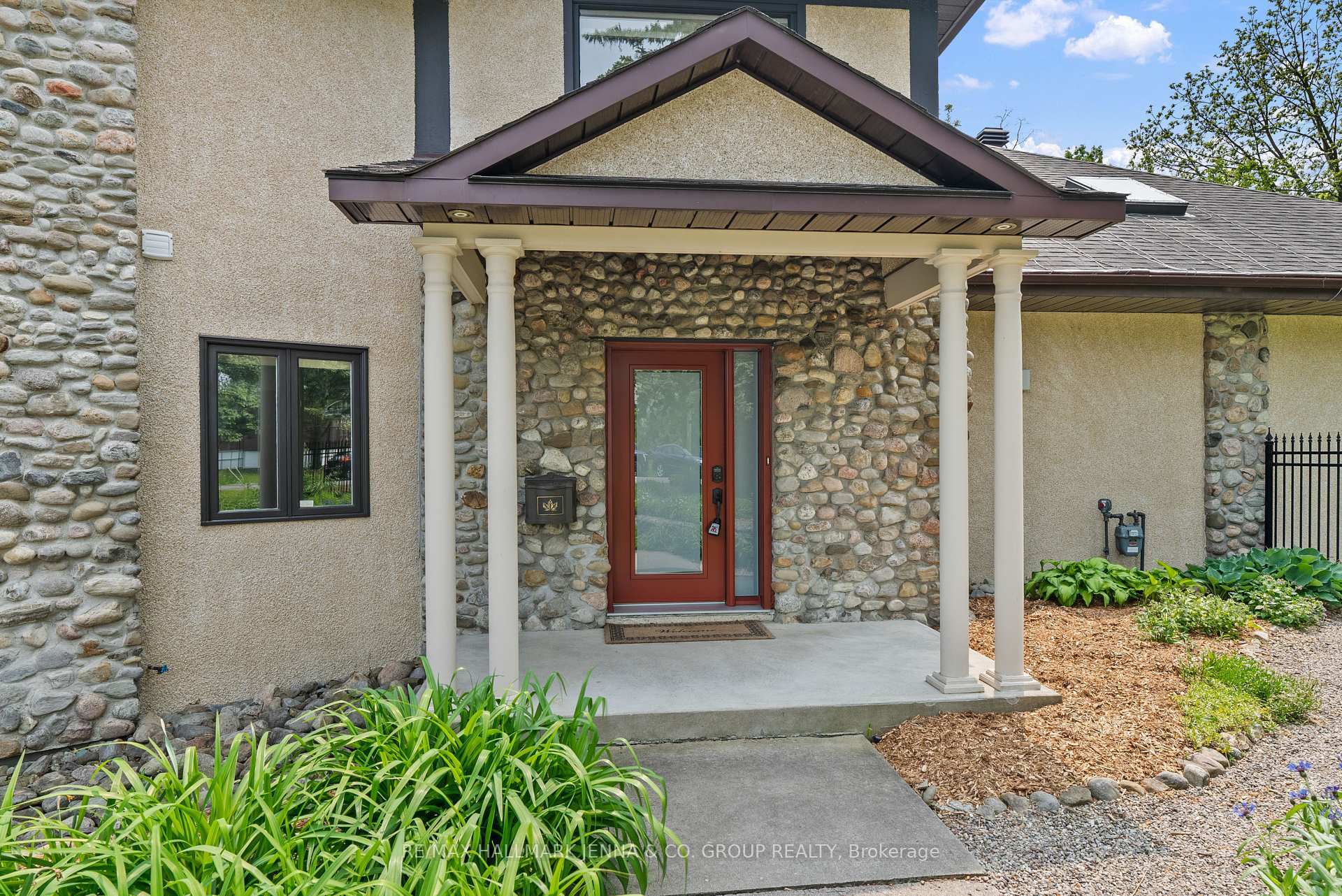 Property Photo: 824 Nesbitt Place ON K2C 0K1